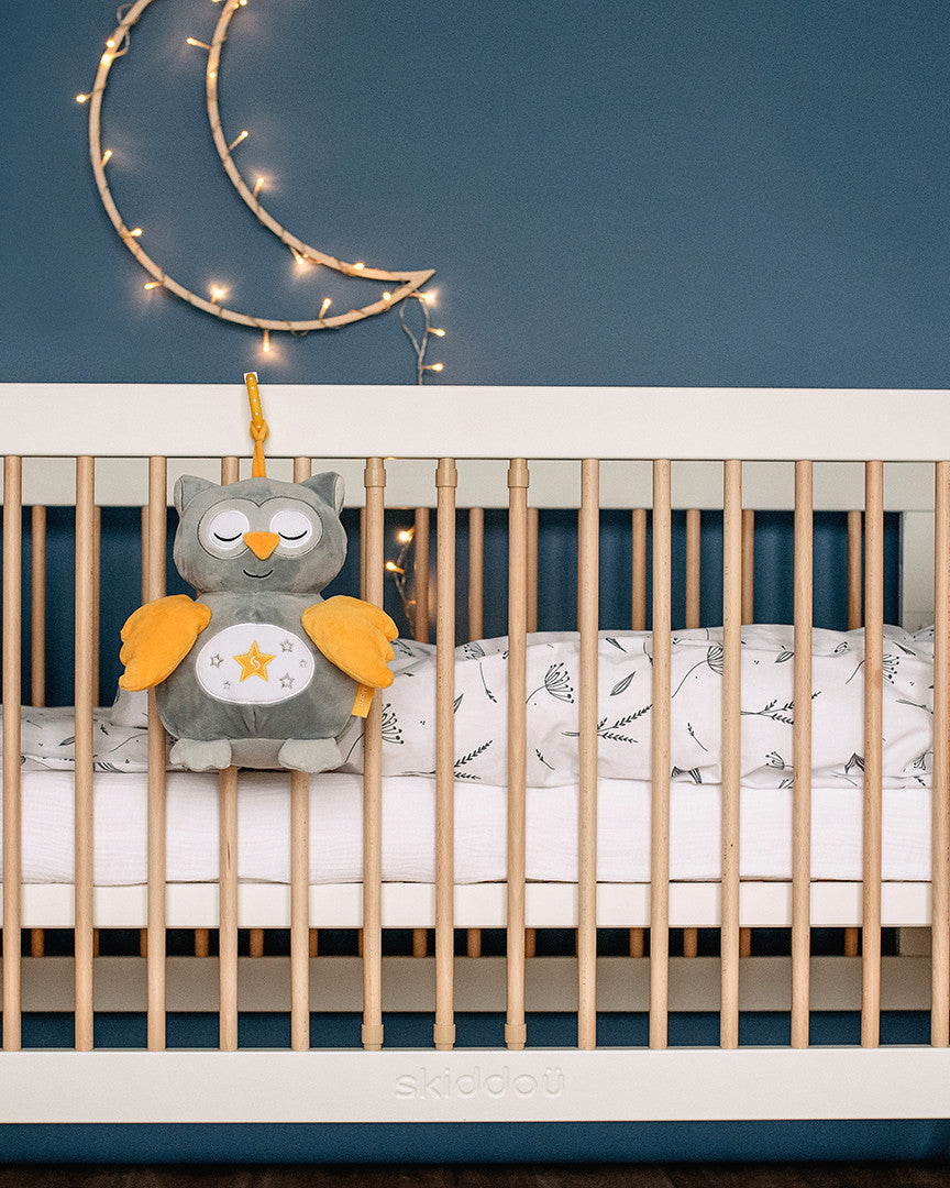 Jucarie bufnita de plus pentru copii Skiddou Marit, cu sunete albe, 25x11 cm